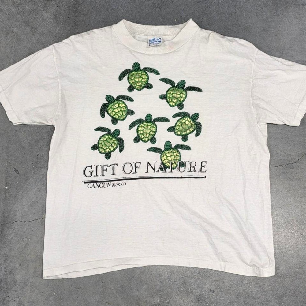 80s vintage Mexico tourist gold shiny white tee green turtle nature habitat
